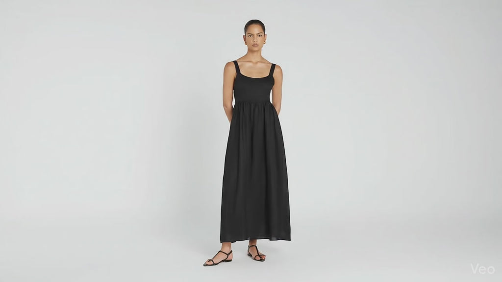 Abito in lino nero con spalline