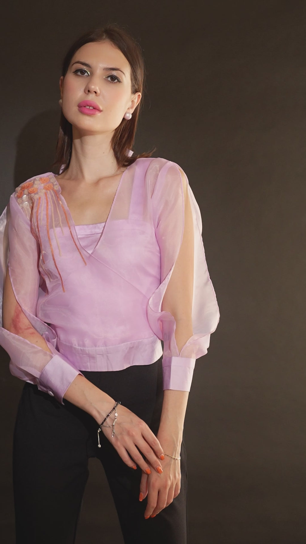 Top in organza color lavanda con ricamo di paillettes e maniche con spacco