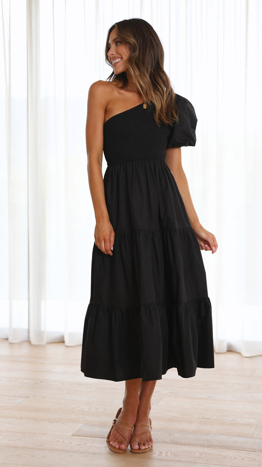 Abito midi a balze con corpetto smock monospalla in crêpe nero