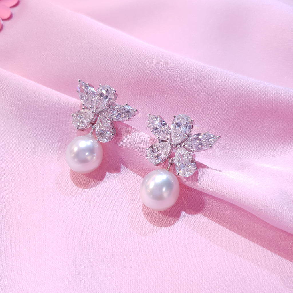 Orecchini a farfalla con diamanti e gocce di perle
