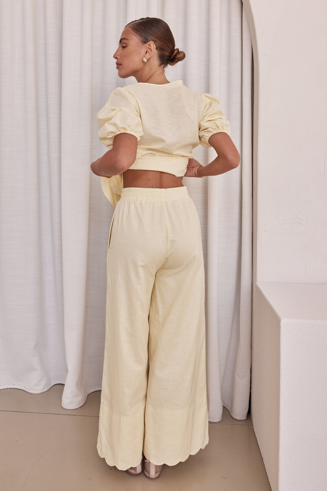 Chemisier péplum à manches bouffantes en lin jaune beurre, nœud papillon sur le devant – Blouse péplum à manches bouffantes