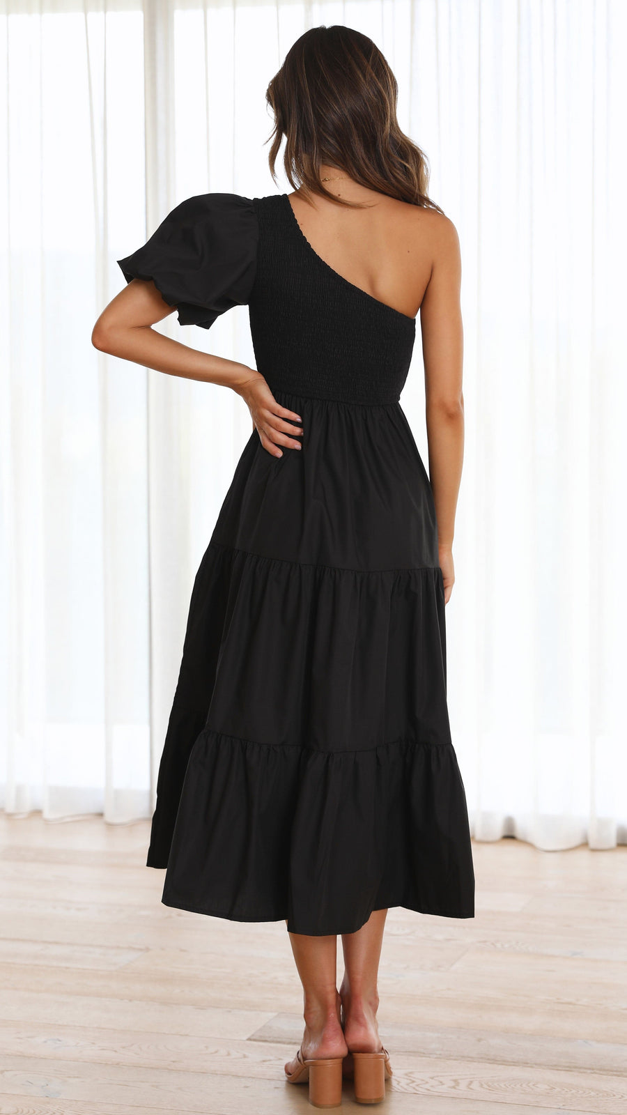 Abito midi a balze con corpetto smock monospalla in crêpe nero