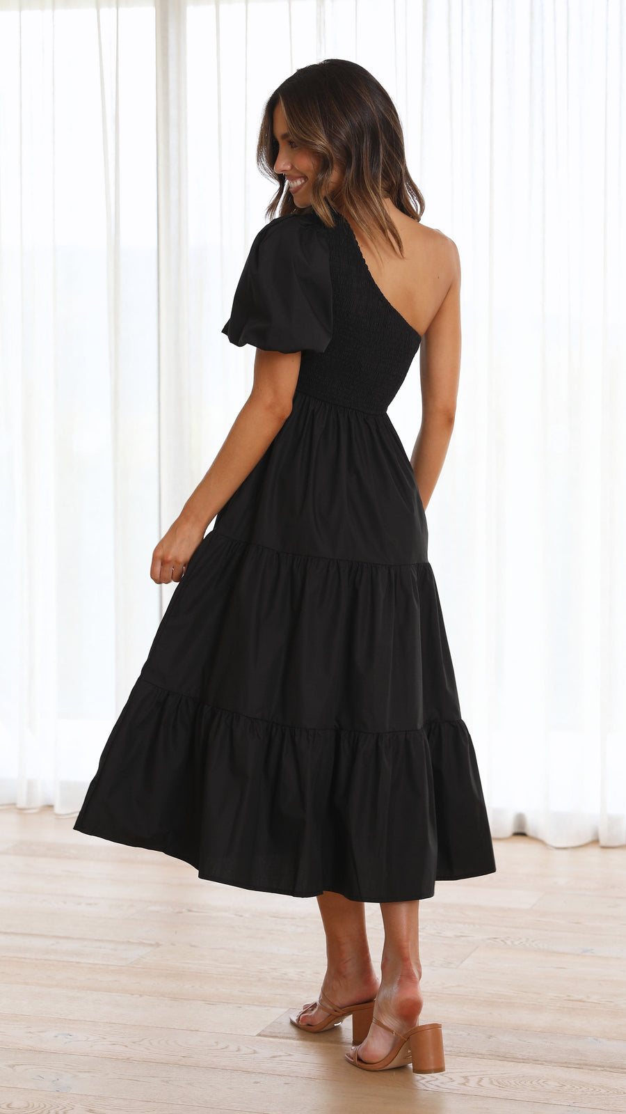 Abito midi a balze con corpetto smock monospalla in crêpe nero