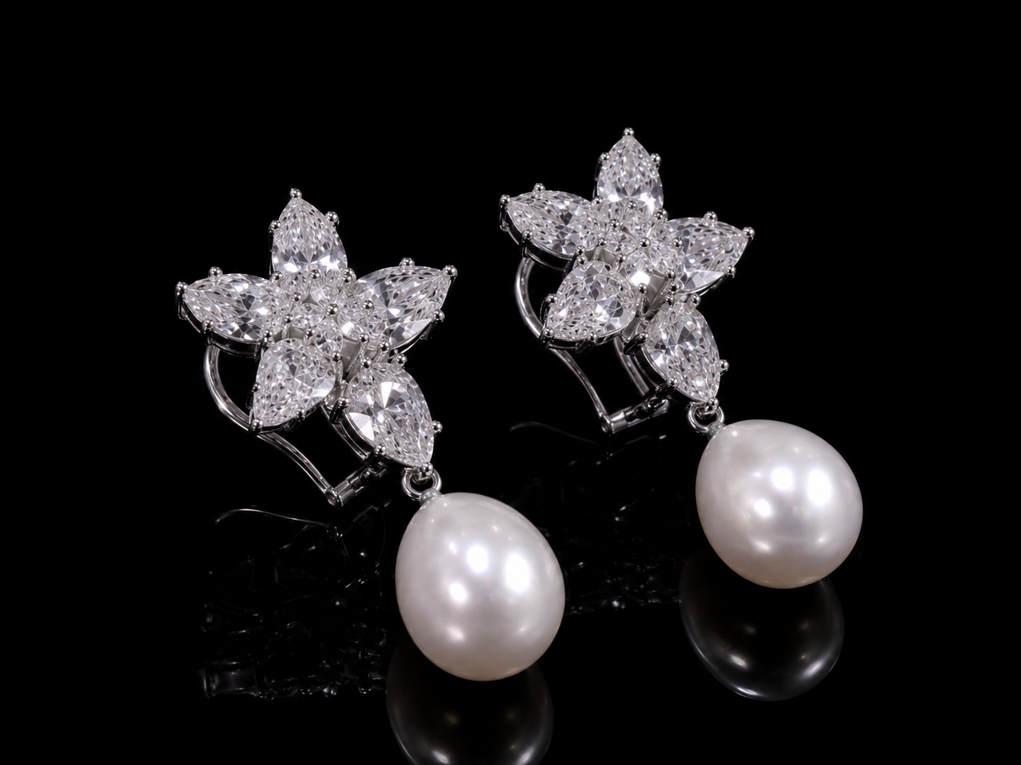 Orecchini di diamanti con gocce di perle