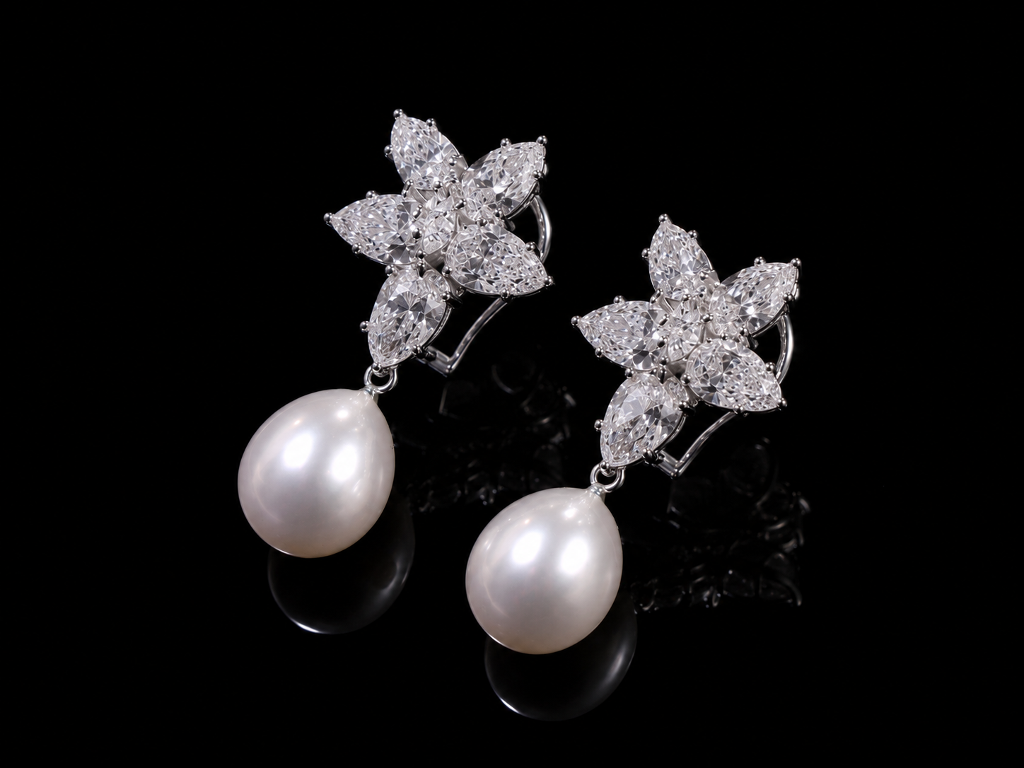 Orecchini di diamanti con gocce di perle