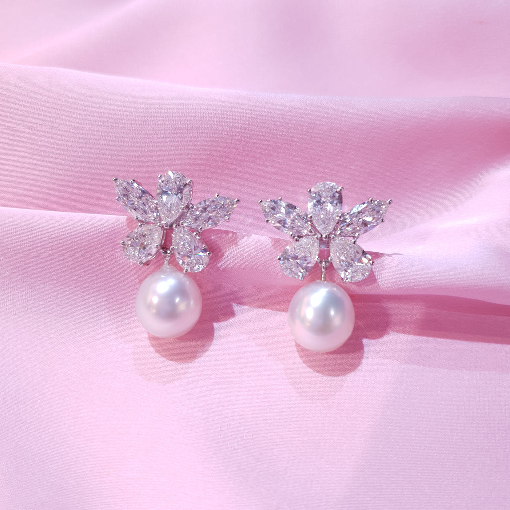 Orecchini a farfalla con diamanti e gocce di perle