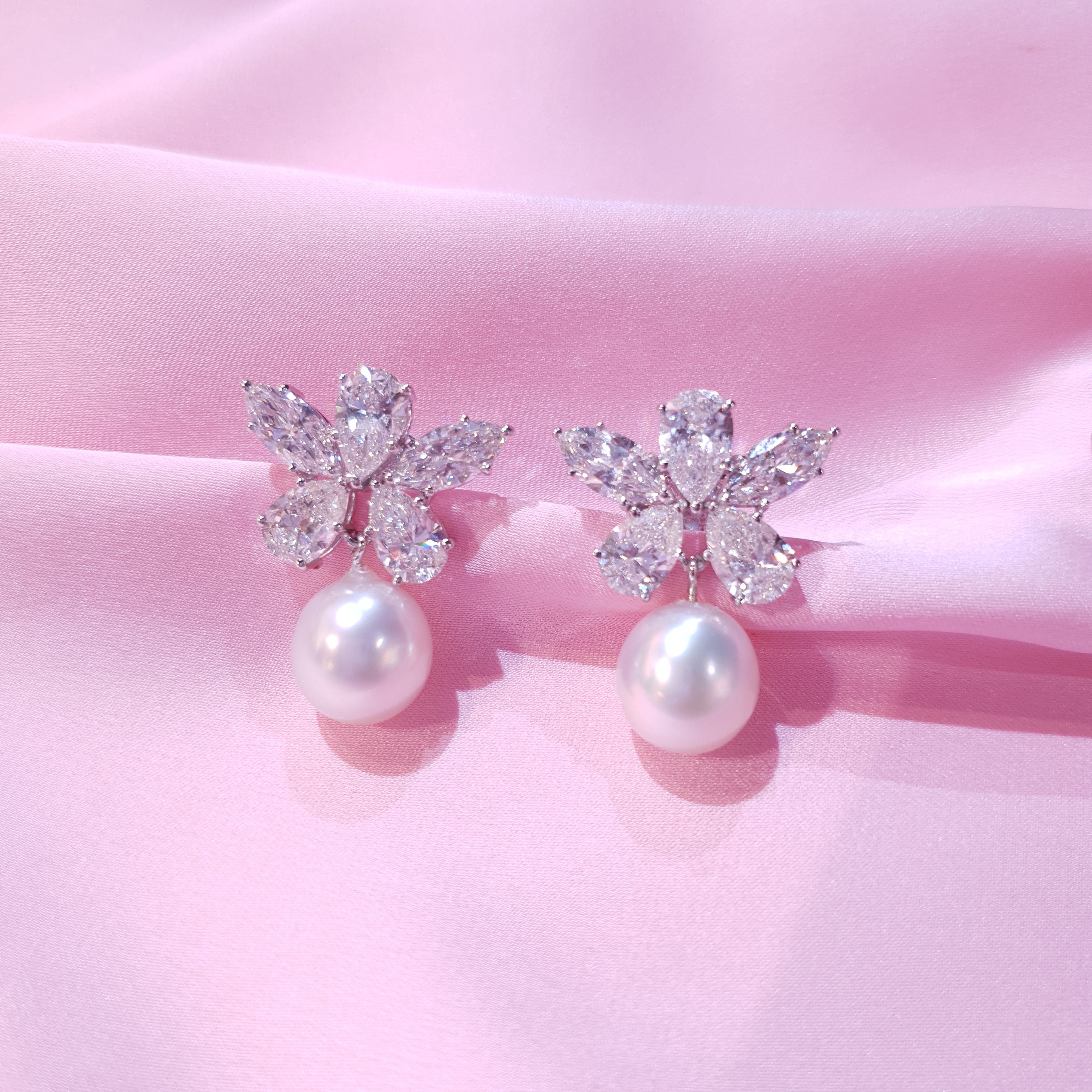 Orecchini a farfalla con diamanti e gocce di perle