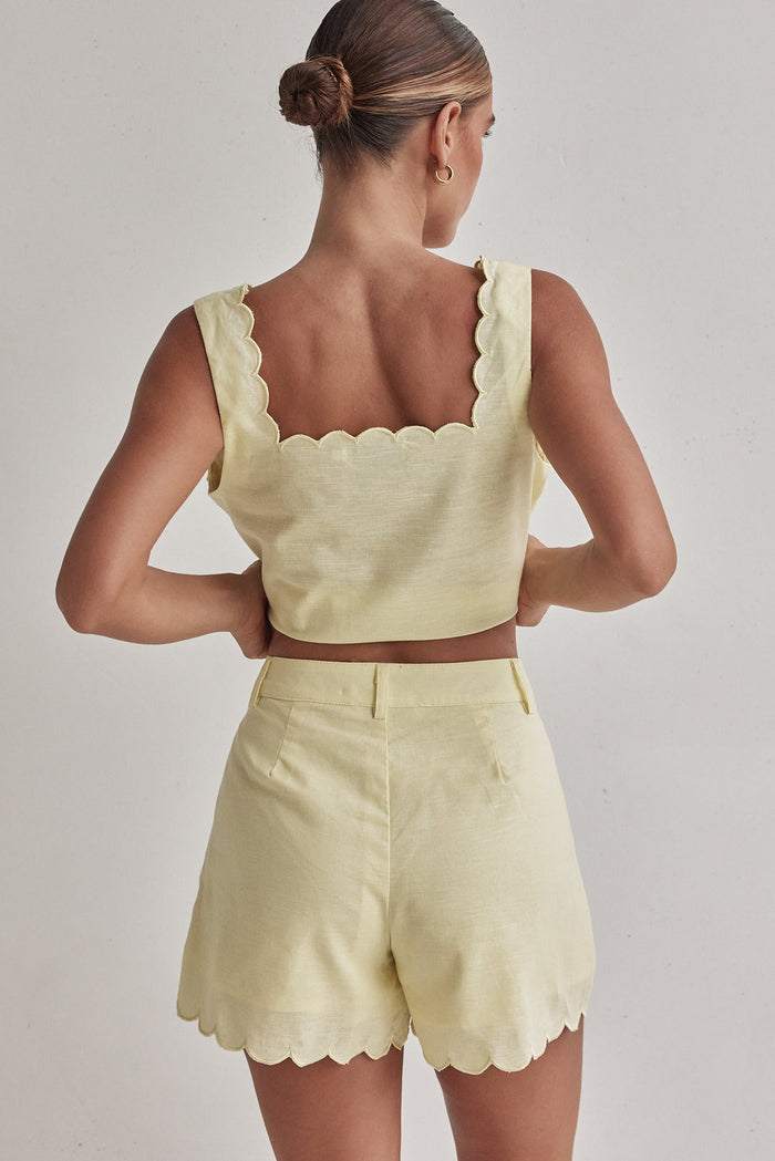 Pantaloncini in lino giallo burro – Vita alta con orlo smerlato