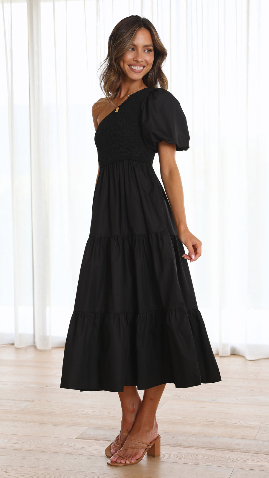 Abito midi a balze con corpetto smock monospalla in crêpe nero