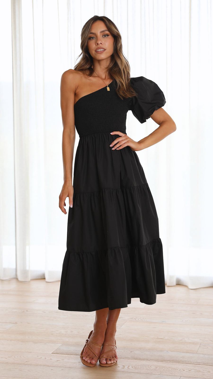 Abito midi a balze con corpetto smock monospalla in crêpe nero