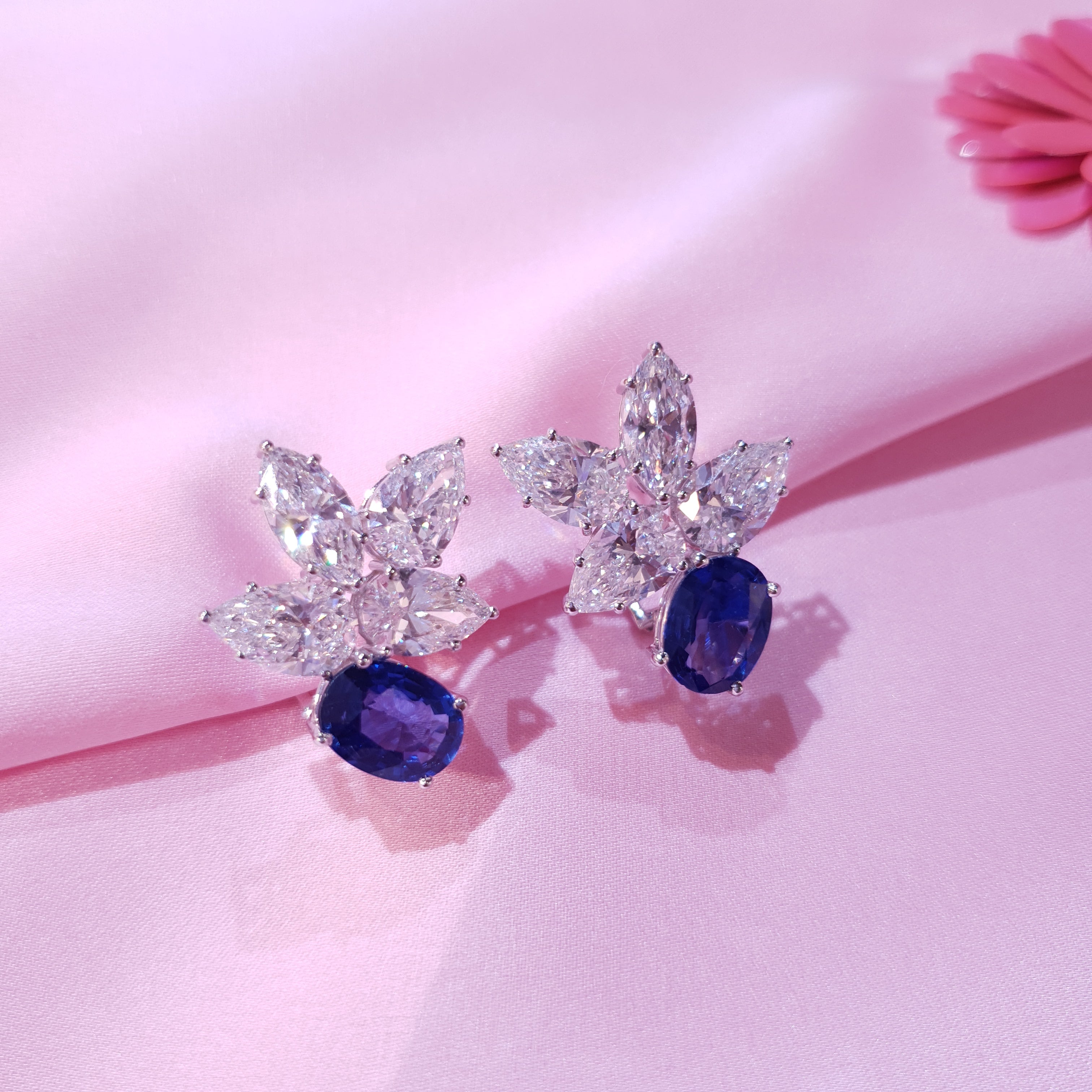 Orecchini con zaffiri blu e diamanti