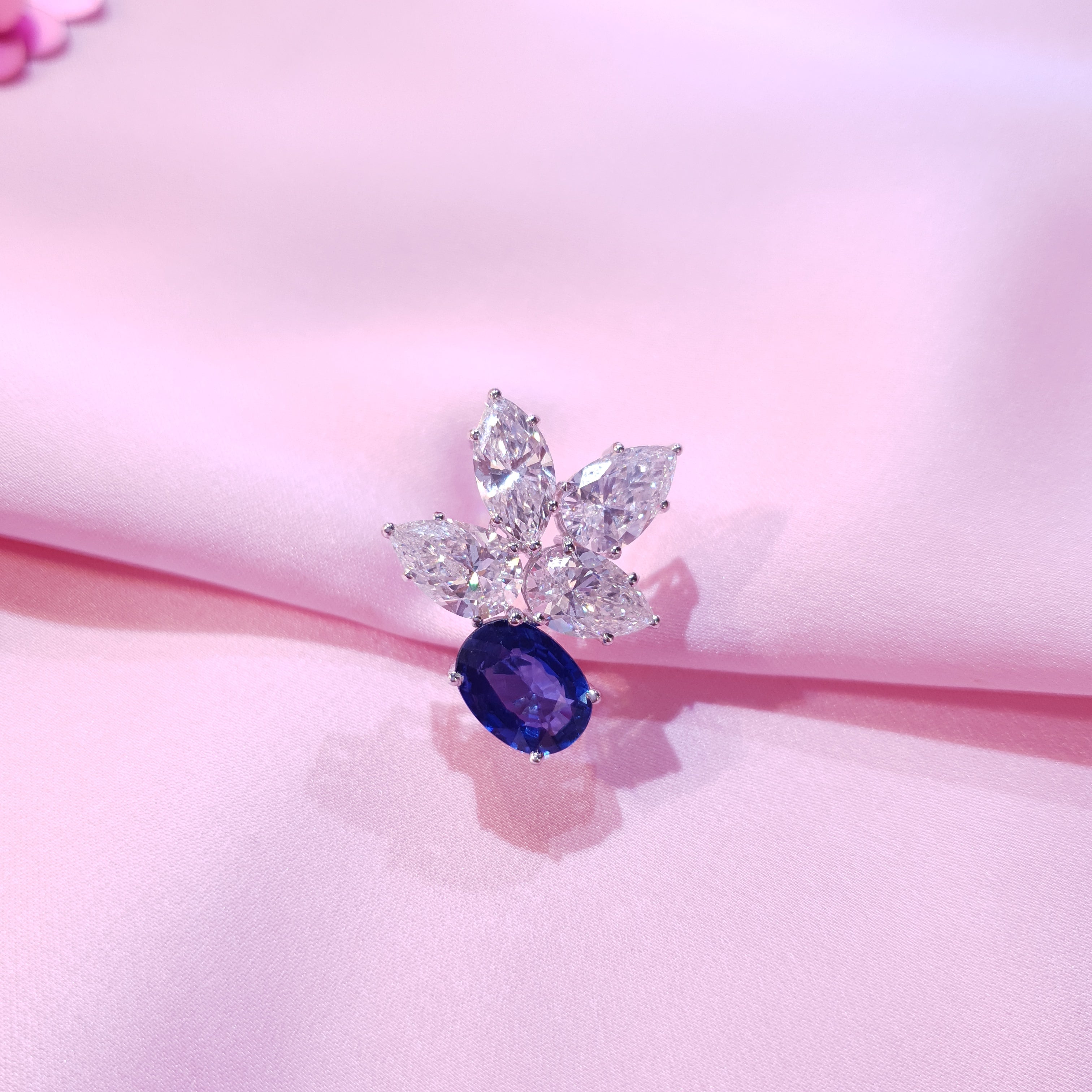 Orecchini con zaffiri blu e diamanti