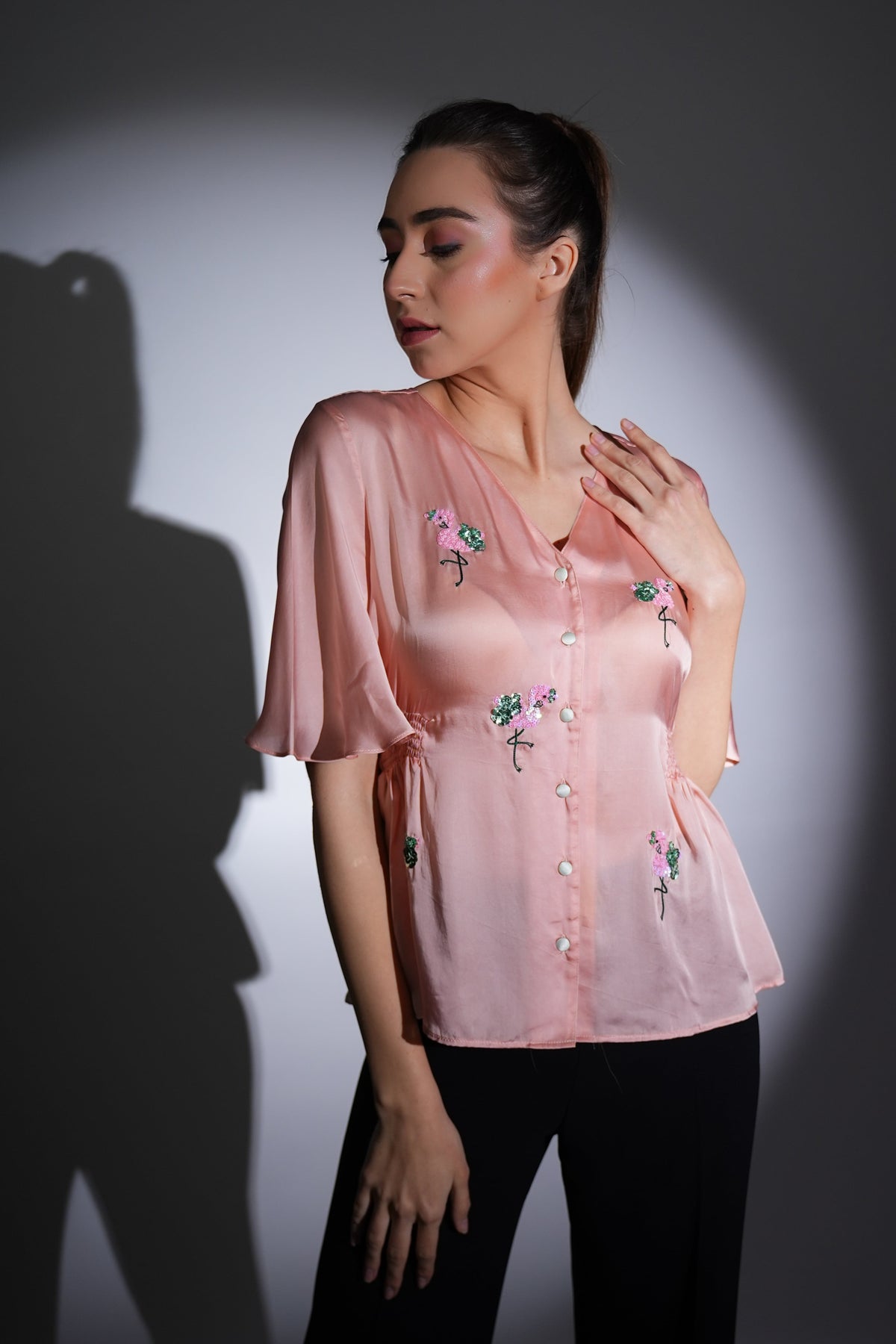 Top ricamato con paillettes a forma di fenicottero - Maniche a palloncino con bottoni