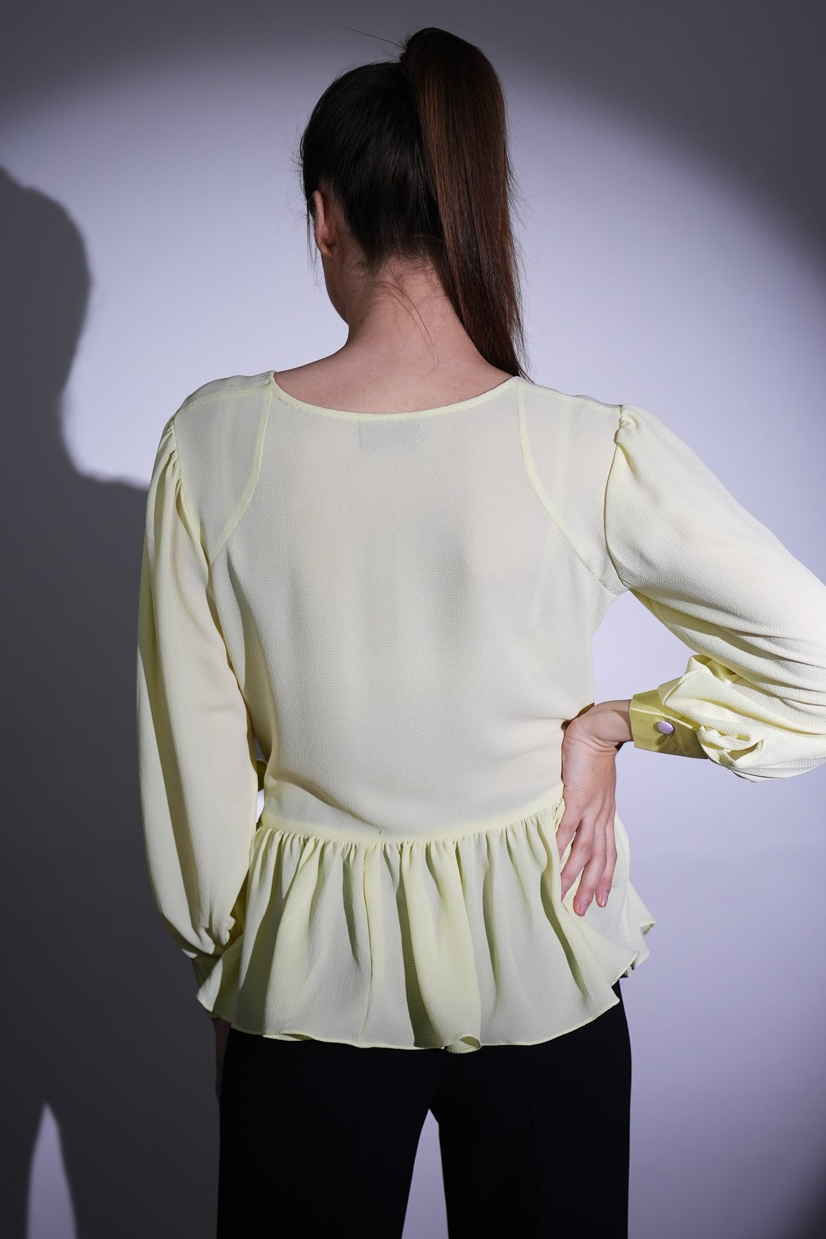 Top péplum jaune beurre avec broderie lavande et liens en satin