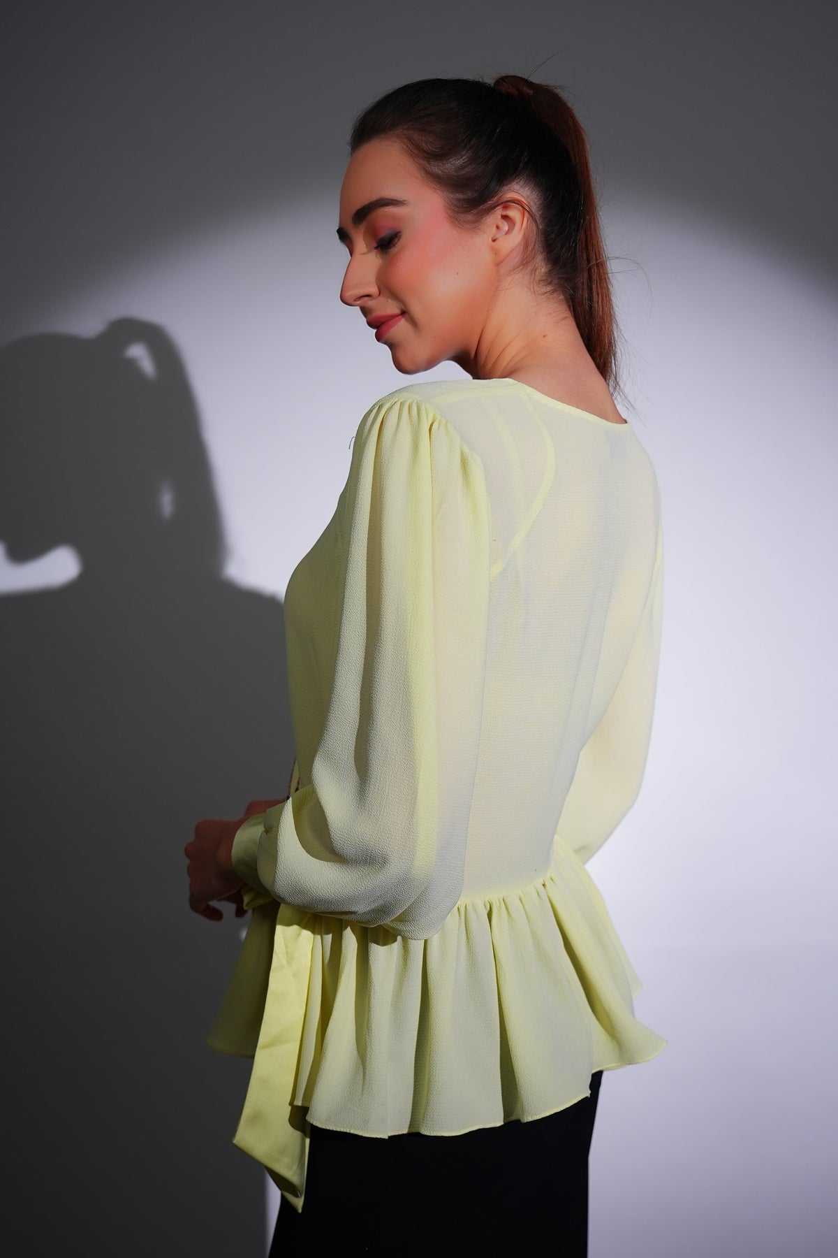 Top péplum jaune beurre avec broderie lavande et liens en satin