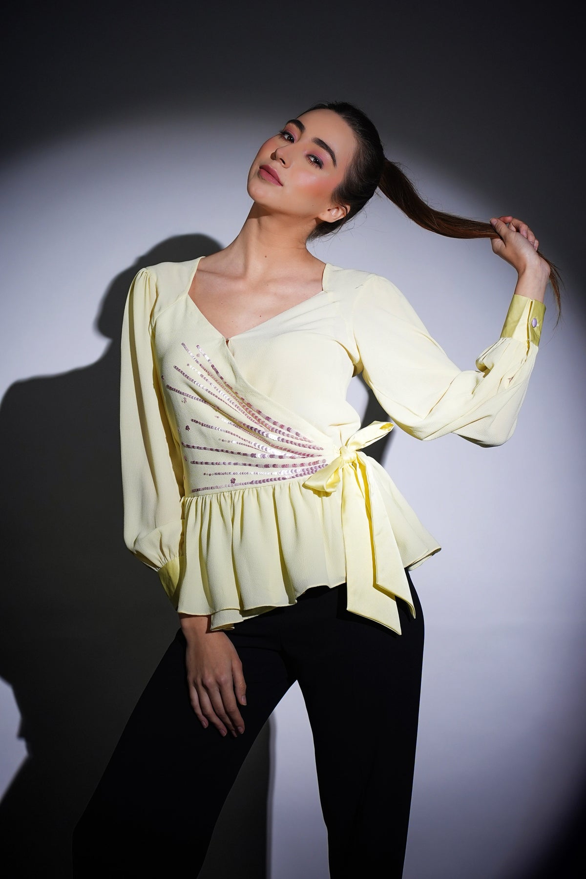 Top péplum jaune beurre avec broderie lavande et liens en satin