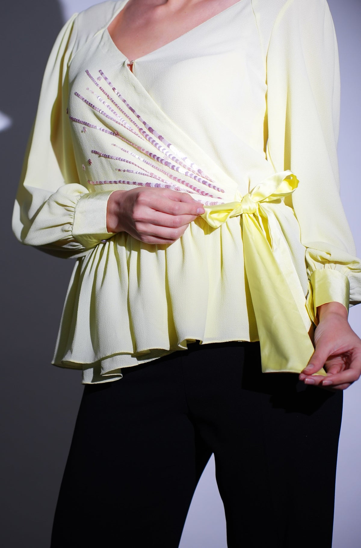 Top péplum jaune beurre avec broderie lavande et liens en satin