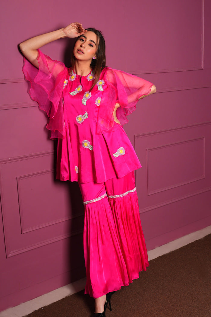 Set Gharara in raso rosa acceso con fiori di perline ricamati a mano